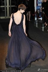 组图：《悲惨世界》首映 海瑟薇秀腿阿曼达露背