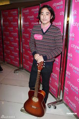 组图：林子祥林德信父子档首登台 香港轻松演唱