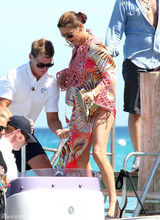 高清组图：凯瑟琳-泽塔-琼斯度假镂空彩裙抢眼