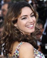 组图：布鲁克戛纳走秀宝石绚丽气双峰傲人