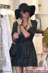 组图：帕里斯-希尔顿潮店扫货毫不惜金