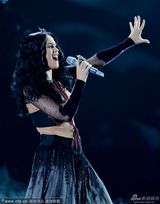 组图：凯蒂-佩里红十字Bra挺雪乳飚唱新单