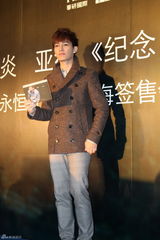 组图：炎亚纶上海签售新专辑