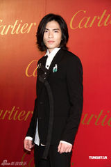 幻灯图：杨采妮低胸装帅气 贺军翔物色新经纪人