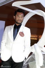 组图：古天乐野人造型走秀 对郭富城婚讯避不表态