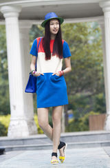 明星爱街拍：撞色连衣裙VS男士丝巾搭配