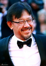 组图：威尼斯电影节开幕红毯 姜文携妻亮相