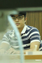 组图：明道念11年大学逃兵役 新学校上课享特权