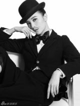 组图：小宋佳变身狂野逗趣女爵 贴须执仗雅痞十足