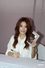 高清组图：田馥甄上海签售 和粉丝亲昵合影无架子