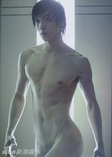 组图：模特张亮全裸旧照被揭 好爸爸大秀人鱼线