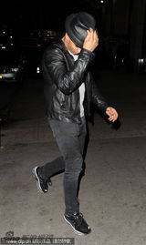 组图：麦当娜带三名子女出行 24岁小男友躲镜头