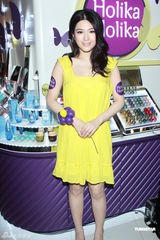 组图：茍芸慧闪亮黄裙出席活动 被批粤语仍不济