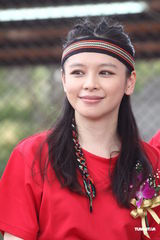 组图：徐若瑄为妈妈当开球大使 只谈棒球避谈男友