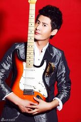 组图：张天其拍火爆红色系新年写真