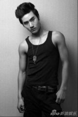 组图：贺德光鬼马写真玩搞怪 着深V衬衫秀胸肌