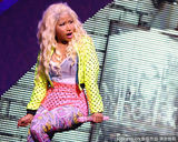 组图：麻辣鸡个唱粉丝强行上台 与保镖激烈扭打