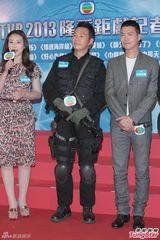 组图：陈法拉否认失宠 胡杏儿施美人计献吻