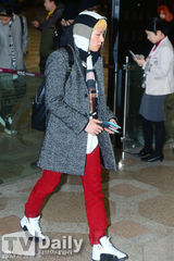 组图：韩团BlockB休闲装亮相机场赴日参加演出