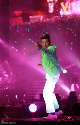 组图：羽泉演唱会收官 舞台玩疯对嘴喂香蕉