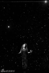 组图：莎拉上海演唱会舞台梦幻 感恩歌迷返场