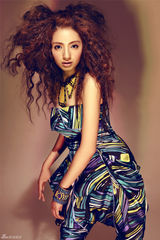 组图：麦迪娜冷色系写真 精致五官酷似芭比