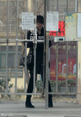 组图：谢楠独自回京吴京司机接送