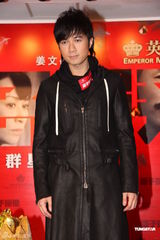 组图：《子弹》香港首映众星助阵 刘嘉玲周韵姐妹花