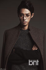 组图：韩歌手郑俊英时尚写真 展休闲绅士风