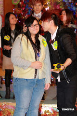 幻灯图集：棒棒堂赴港现身倒数狂欢夜