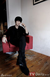 组图：金在中自揭“努力自毁形象”演绎《豺狼来了》