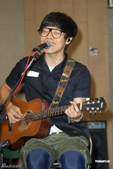 组图：卢广仲不畏台风彩排 郭采洁探班送补品