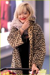 组图：女歌手瑞塔奥拉红唇豹纹外套土豪范儿