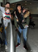 组图：蕾哈娜与超级奶爸合影 小家伙黑脸耍大牌