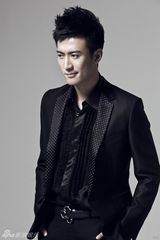 组图：戚迹黑白写真着西服朝气十足