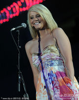 组图：美国乡村音乐电视奖彩排 凯利安德伍德领衔