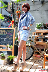 组图：杨谨华清新甜美 短裤亮相秀长腿