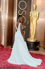 组图：《为奴》黑人女星露皮塔-尼永奥深V纱裙