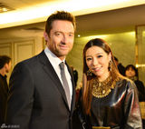 组图：程晨与杰克曼后台耍顽皮大比C手势