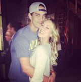 组图：《大爆炸》佩妮结婚 与新婚丈夫甜蜜满满