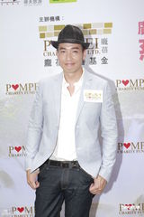 组图：陈豪出席慈善活动谈女友毫不避嫌