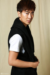 组图：高梓淇写真曝光 温暖型男上演帽子戏法