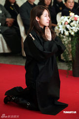 幻灯图：萧亚轩跪拜哭送母亲 珍贵合影曝光