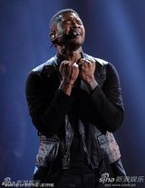 组图：亚瑟小子深情开唱 捂耳伸手表情纠结