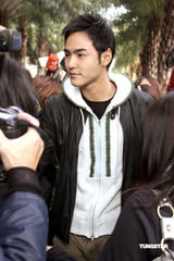 幻灯图：阮经天再次澄清开房事件 称只是和粉丝合影