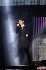 组图：萧敬腾炎亚纶亮相圣诞演唱会high翻全场