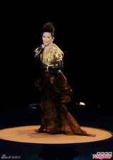 组图：叶德娴献唱见好就收 尾场开唱致敬张国荣