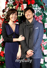 组图：金允珍朴海日宣传《心在跳》 亲密合影显默契