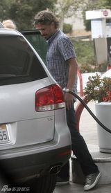 幻灯图集：布兰妮和男友杰森加油站秀恩爱