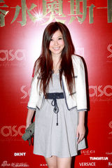 幻灯图：官恩娜露背装性感亮相 陈见飞手指秀纹身